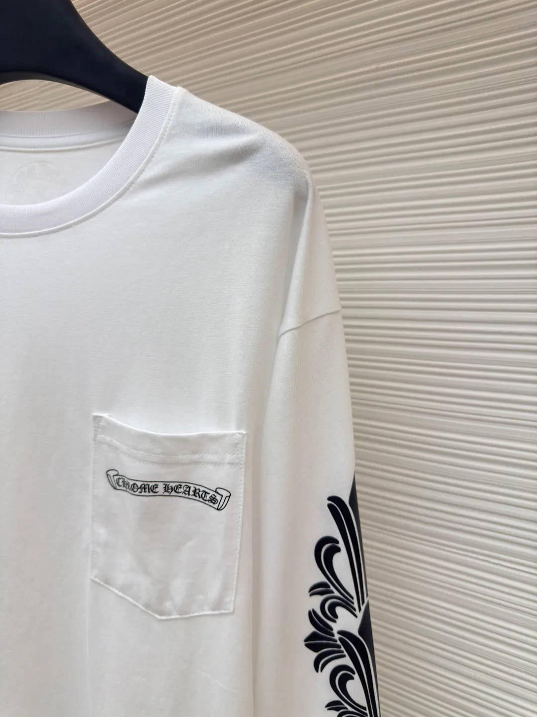 Chrome Hearts Graffiti Limited Long Sleeve ●Item No.: 1680095-A10 ●Material: pure cotton fabric ●Technology: Printing ●Version: Fitted version ●Weight: about 300 grams ●Size: S-M-L ●Description: The fabric is made of 26-woven 220-gram cotton, and the printing is printed with ink. The most important thing is that the leather is sewn by hand (handwork involves high costs). A lot of effort has been put into the fabric, hardware and craftsmanship. The top quality and industry benchmark in the market are only owned by a few people. The overall wiring is straight and delicate, the fabric is comfortable and soft, and the color is consistent without color difference. It can be matched with the same style to create a fashionable look and control various occasions. Customized accessories, complete with three standards, same style for men and women!